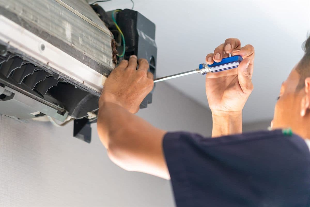 Técnico de 3Calor reparando un equipo de calefacción en Ourense