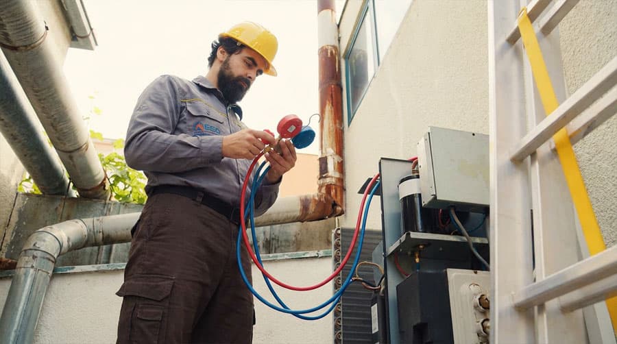 Técnico de 3Calor en el taller de calefacción en Ourense
